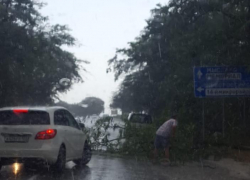 Неожиданно и подло напал ливень и град на мирно отдыхающий Новороссийск