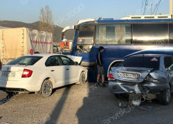 Две легковушки воткнулись в туристический автобус на въезде в Новороссийск
