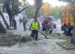 В Новороссийске на улице Советов устраняют последствия атаки БПЛА