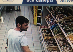 Похититель барсетки в новороссийском магазине засветился перед камерой
