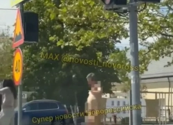 В Новороссийске заметили на улице голого мужчину с булочкой