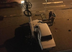 Жигули на полном ходу протаранили столб в Новороссийске