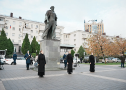 Бессмертен: новороссийцы почтили память павших героев в День Неизвестного солдата