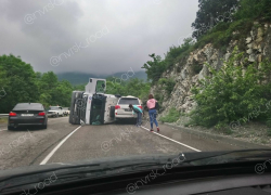 Появилось видео, как  ложился цементовоз на выезде из Новороссийска в Геленджик