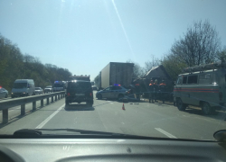 Авария с участием ДПС и трёх грузовиков произошла на Волчьих воротах