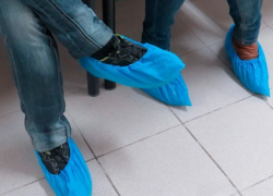 Бахилы – больше грязи: почему в Госдуме хотят отказаться от «чехлов для ног»