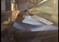 Номера протаранившей дом иномарки сняли на видео очевидцы 