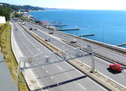 Поток машин из Крыма в Сочи решили направить через Новороссийск