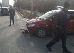 Маршрутка снесла "морду" легковушке в Новороссийске