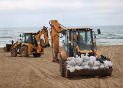 Становится хуже: шторм выбрасывает куски мазута на берег Черного моря 