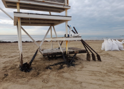 «Не мешайте мазут с песком!»: правда о том, что сейчас происходит на побережье Черного моря в Анапе