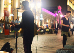 "Набережная теряет душу!": новороссийцы просят помочь уличным музыкантам 