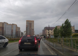 Из-за дождя Новороссийск сковало пробками, а дороги частично затопило