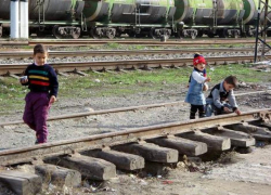 Опасные игры детей на железнодорожных путях в Новороссийске