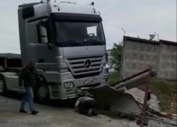 Остановил собой грузовик мужчина в пригороде Новороссийска