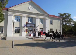 В Новороссийске избиратели прибыли на выборы верхом на лошадях