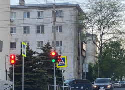 То стой, то иди: в Новороссийске светофор горит красным и зеленым 