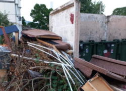 Контейнерные площадки в Новороссийске утопают в ветках и строительном мусоре