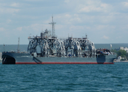 Экипаж спасательного судна Черноморского флота «Коммуна» выполнил спуск аппарата «АС-28» в море