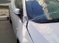 Более 10 машин покорежено во время урагана во дворе Новороссийска 