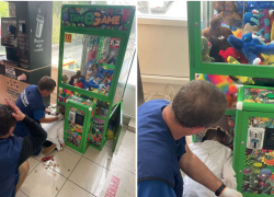 Суровые будни Новороссийска: ребенок застрял в автомате с игрушками 