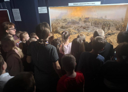 Поездкой в Новороссийск наказали школьников, жаривших еду на Вечном огне 