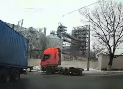 "Поцелуй" двух грузовиков: странная авария произошла в Новороссийске 