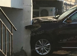 Автоледи не смогла объехать дом в Новороссийске