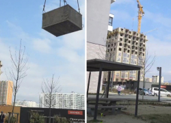 Жительница Новороссийска в шоке от «парящих» блоков и кранов над детской площадкой
