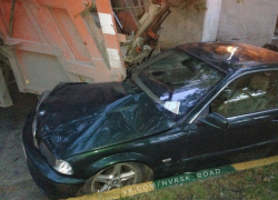 Новороссийский мусоровоз помял абхазскую BMW