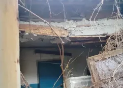В Новороссийске заброшенная квартира разрушает весь дом: жильцы боятся за жизнь детей