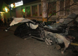 Двое человек и несколько припаркованных авто пострадали в жуткой аварии в Новороссийске 