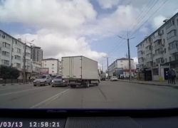 Доза адреналина: на оживленную дорогу в Новороссийске выкатился грузовик