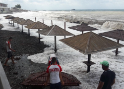 Шторм сносит пляжи в Новороссийске