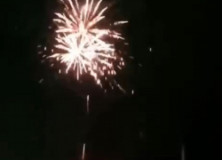 Одни гуляют, другие защищают Родину: на пляже Новороссийска запустили салют "раздора" 