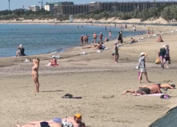 Пляжный вайб Анапы: отдыхающие купаются под оповещения о запрете купания