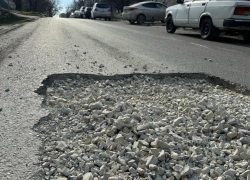 "Боль" водителей: дыра на асфальте на Горького выводит новороссийцев 