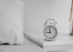 За слишком громкий будильник тоже можно получить штраф!