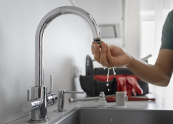 И горячая, и холодная: жители Новороссийска остались без воды 