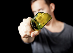 Пьяная ссора двух новороссийцев закончилась ударом стеклянной бутылкой по голове 