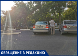 Прилетело откуда не ждали: элементы зданий летят в головы и машины новороссийцев