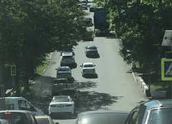 Новороссийцам лучше не ехать на Гончарова и Мысхакское: большегрузы перекрыли полосу