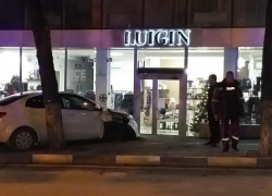 Автомобиль сбил пешеходов на тротуаре в центре Новороссийска