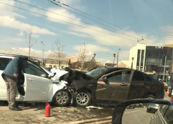 Момент лобового ДТП в центре Новороссийска попал в обьектив камеры видеорегистратора