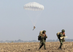 Новороссийские десантники научили египтян прыгать с российским  парашютом