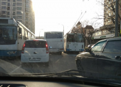 Троллейбус и автобус не поделили дорогу в Новороссийске