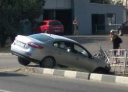 От испуга автоледи улетела в ливневку в Новороссийске