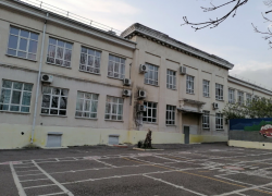 Детей вывели с уроков: в Новороссийске "заминировали" школы 