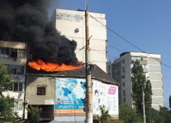 В спальном районе Новороссийска горит здание