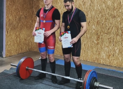 Новороссийские спортсмены жмут тяжёлые штанги и привозят медали 